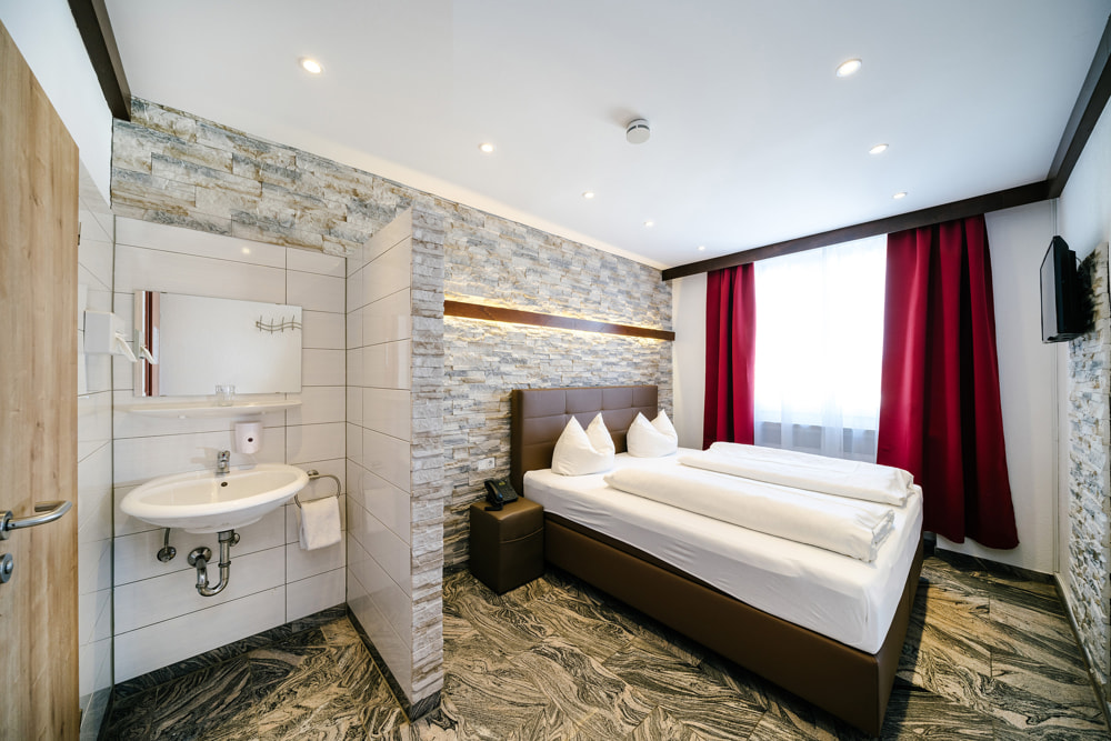 2025-deluxe-doppelzimmer-mit-balkon-001